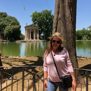 Meet your Posher, Carolina